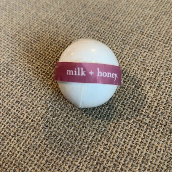 MILK & HONEY BATH BOMB - Picture 2 of 4